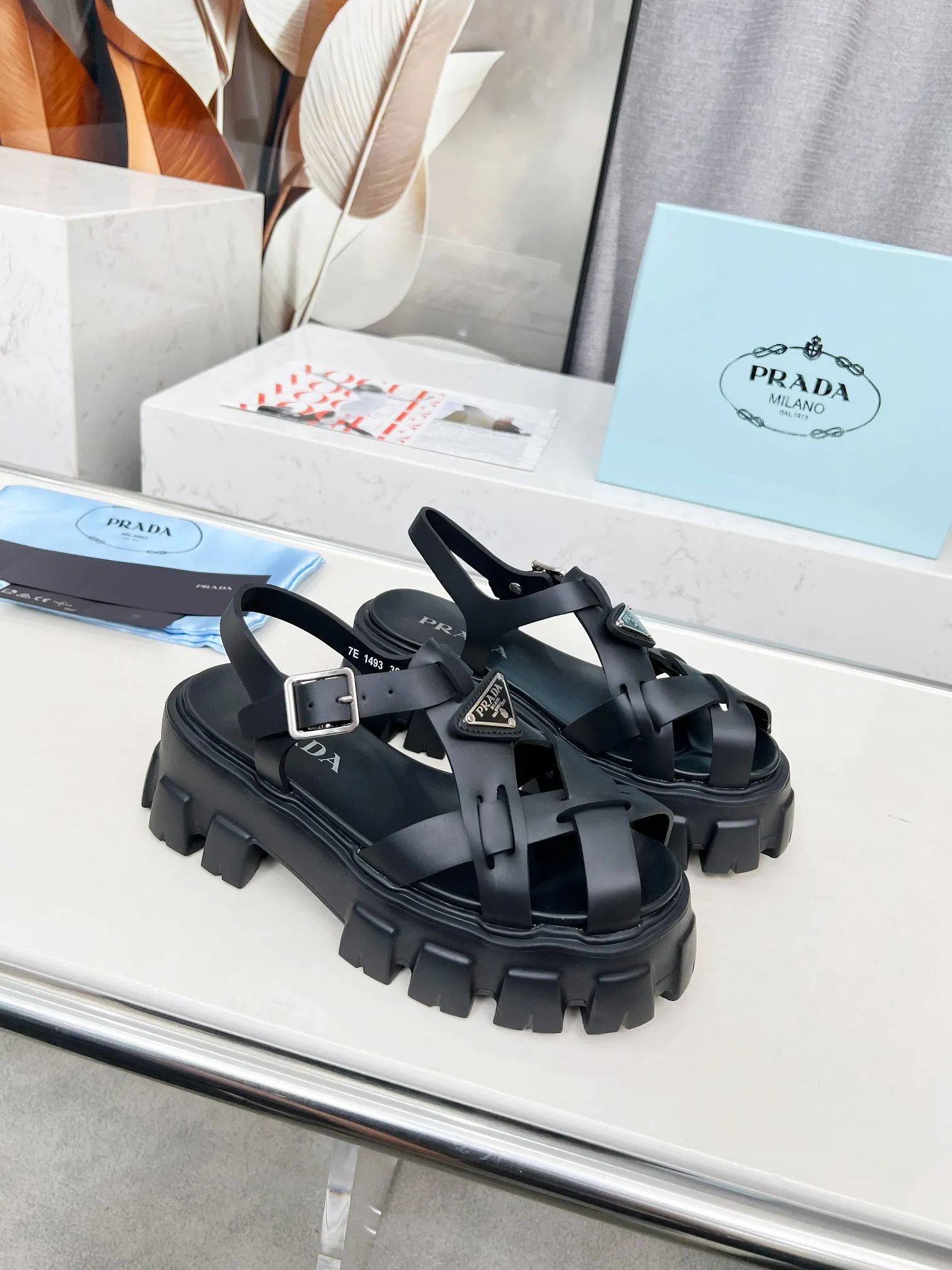 👟👟Ex-factory price 460👟👟 prada Roman shoes will definitely make you fall in love with them! The latest spring and summer sawtooth Roman braided thick-soled sandals E64, retro, fashionable and avant-garde gear teeth, 55mm thick-soled soles and uppers, making the whole pair of shoes light and comfortable. Bright colors, a variety of choices to satisfy fashionable people of different styles! The iconic metal triangle logo is paired with the shape of ancient beach sandals. Every design element is fashionable! Color: black and white Size: 35-41